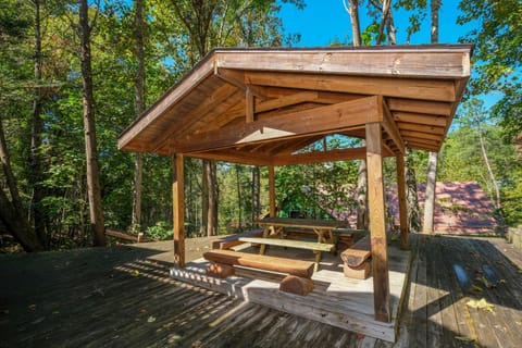 American themed 9BR sleeps 43 cabin in Gatlinburg with tons of games and space! Cabin in Gatlinburg