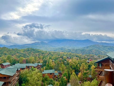 Mountain views, 5BR and 55 bath, foosball, hot tub, arcade game, log cabin in Gatlinburg! Cabin in Gatlinburg