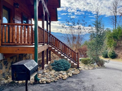 Mountain views, 5BR and 55 bath, foosball, hot tub, arcade game, log cabin in Gatlinburg! Cabin in Gatlinburg
