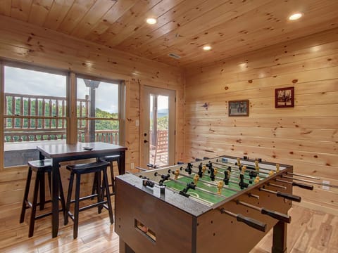 Mountain views, 5BR and 55 bath, foosball, hot tub, arcade game, log cabin in Gatlinburg! Cabin in Gatlinburg