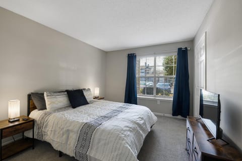 Bed, TV and multimedia, Photo of the whole room, Bedroom