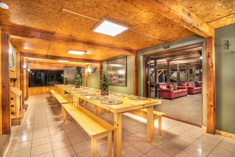 Rustic lodge- sleeps 24- space for large groups, hot tub, pool table, ping pong, and so much more! Chalet in Gatlinburg