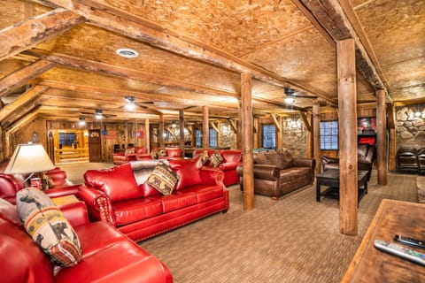 Rustic lodge- sleeps 24- space for large groups, hot tub, pool table, ping pong, and so much more! Chalet in Gatlinburg