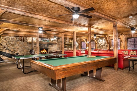 Rustic lodge- sleeps 24- space for large groups, hot tub, pool table, ping pong, and so much more! Chalet in Gatlinburg