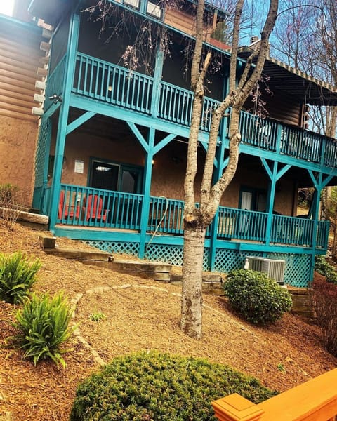 BearHavencabinfun 3 story Log Cabin Mountain View,Hot Tub, sleeps 10 Cabin in Maggie Valley