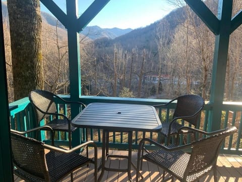 BearHavencabinfun 3 story Log Cabin Mountain View,Hot Tub, sleeps 10 Cabin in Maggie Valley