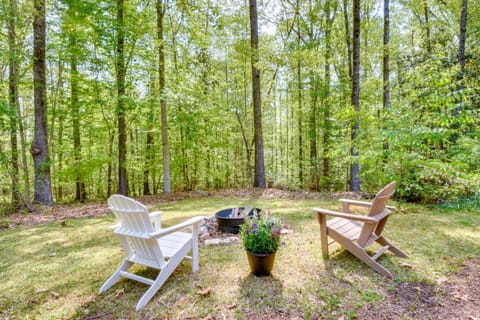 2 Mi to Toccoa Falls Cozy Getaway with Yard! Apartment in Toccoa