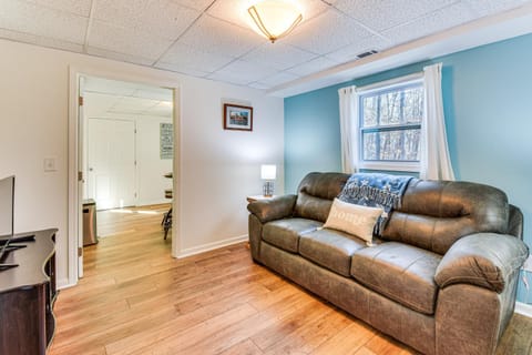 2 Mi to Toccoa Falls Cozy Getaway with Yard! Apartment in Toccoa