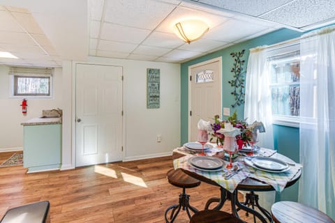 2 Mi to Toccoa Falls Cozy Getaway with Yard! Apartment in Toccoa