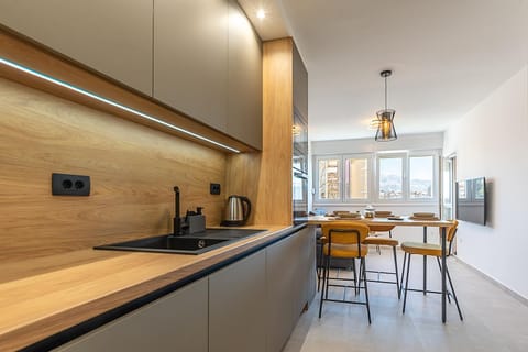 TV and multimedia, Kitchen or kitchenette, Dining area, dishwasher, microwave, oven