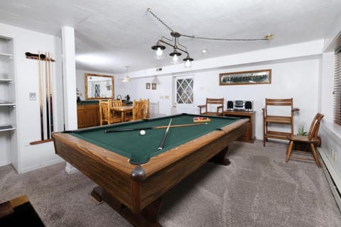 Pool table, hot tub, dogs welcome, 4 bedrooms! House in Gatlinburg