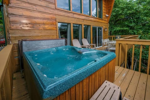 Pool table, hot tub, dogs welcome, 4 bedrooms! House in Gatlinburg