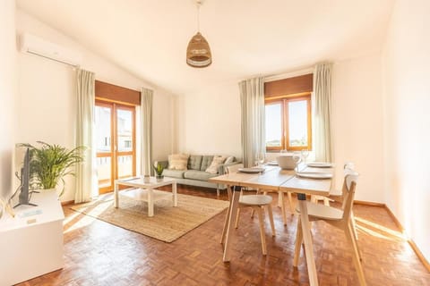 TV and multimedia, Living room, Seating area, Dining area, air conditioner