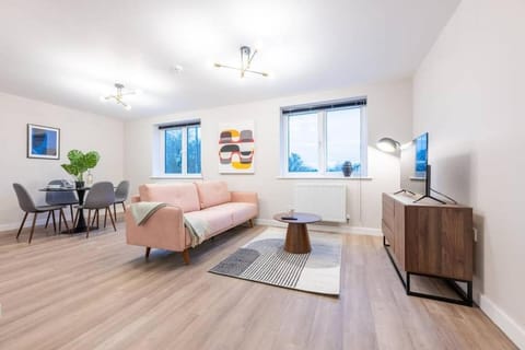 Bed, Living room, Photo of the whole room, Seating area, Dining area, Bedroom, internet