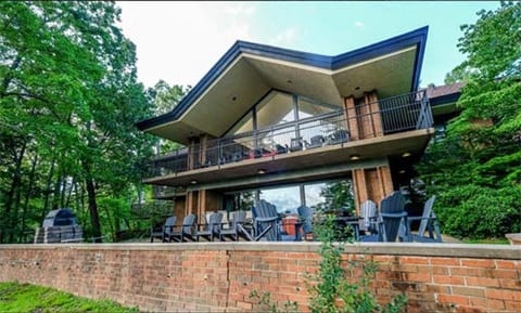 Sprawling Gatlinburg estate with incredible mountain views & a famous pedigree! House in Gatlinburg