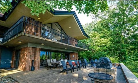 Sprawling Gatlinburg estate with incredible mountain views & a famous pedigree! House in Gatlinburg