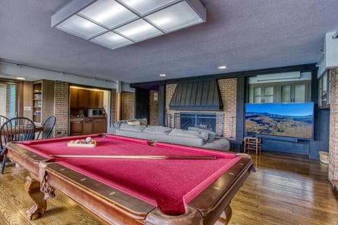 Sprawling Gatlinburg estate with incredible mountain views & a famous pedigree! House in Gatlinburg