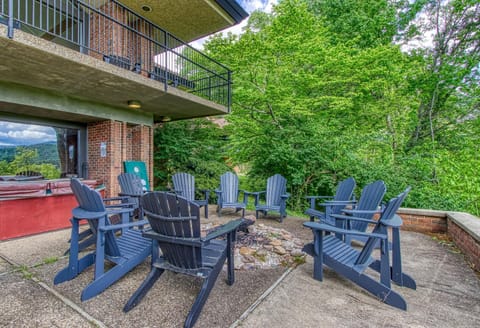 Sprawling Gatlinburg estate with incredible mountain views & a famous pedigree! House in Gatlinburg