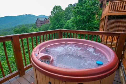 Spacious 8 bedroom log cabin- mountain view & game room! Seasonal pool access Cabin in Pigeon Forge