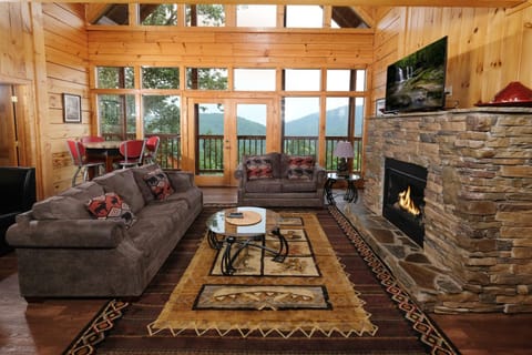 Spacious 8 bedroom log cabin- mountain view & game room! Seasonal pool access Cabin in Pigeon Forge