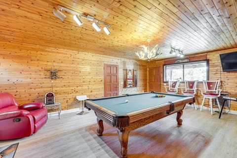 Wraparound Deck and Grill Wrightwood Cabin Near PCT Cabin in Wrightwood