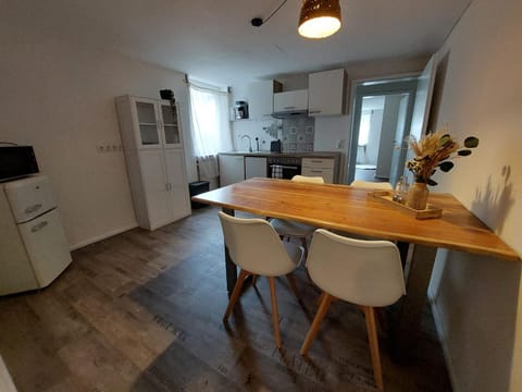 Kitchen or kitchenette, Dining area