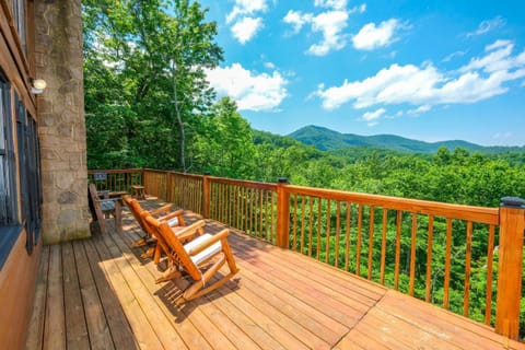 Log cabin with pool table & hot tub-sleeps 8! Cabin in Gatlinburg