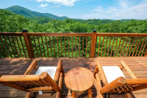 Log cabin with pool table & hot tub-sleeps 8! Cabin in Gatlinburg