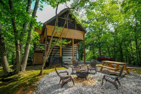 2BR log cabin with games, hot tub, and firepit Adorable classic log cabin Cabin in Pigeon Forge