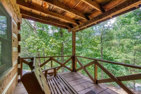 Dog friendly, adorable 1BR log cabin with hot tub and screen in porch! Cabin in Pigeon Forge