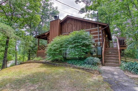 Dog friendly, adorable 1BR log cabin with hot tub and screen in porch! Cabin in Pigeon Forge