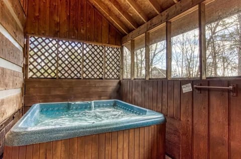 Adorable 2BR log cabin with hot tub and foosball! Cabin in Pigeon Forge