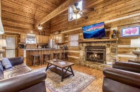 Adorable 2BR log cabin with hot tub and foosball! Cabin in Pigeon Forge