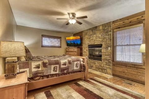 Adorable 2BR log cabin with hot tub and foosball! Cabin in Pigeon Forge