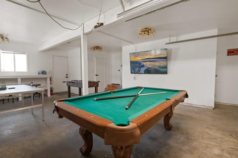 Billiard, Game Room