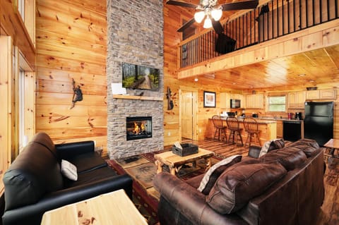 2BR, slps 10, 8 min to Dollywood, hot tub! House in Pigeon Forge