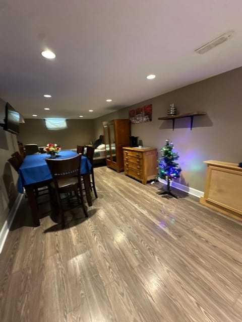 Cozy 2 Beds Basement Suite Apartment in Windsor