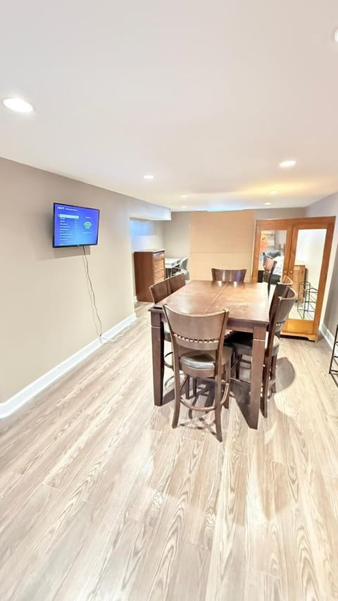 TV and multimedia, Seating area, Dining area