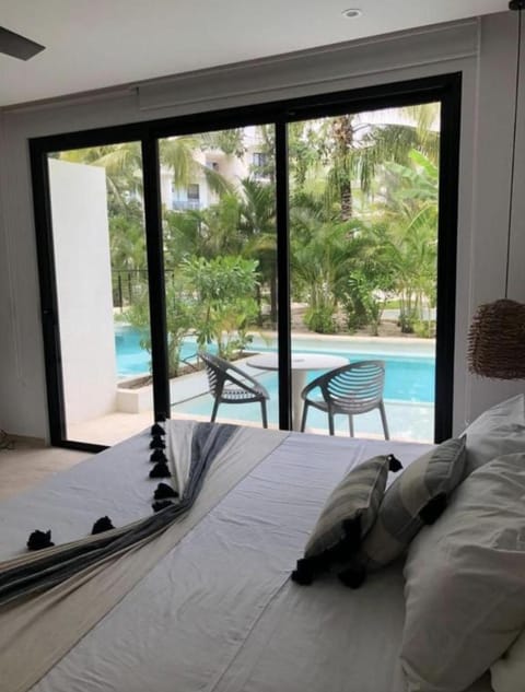 Bed, Swimming pool