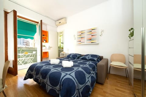 Bed, Living room, Photo of the whole room, Bedroom, towels, air conditioner