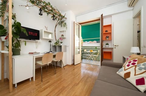 TV and multimedia, Living room, Photo of the whole room, Seating area, air conditioner