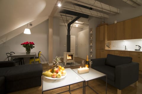 Living room, Photo of the whole room, Decorative detail, Seating area, Dining area