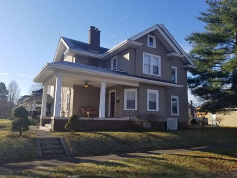 Middletown Centenarian 4 Bed 2 Bath Sleeps 12 House in Ohio