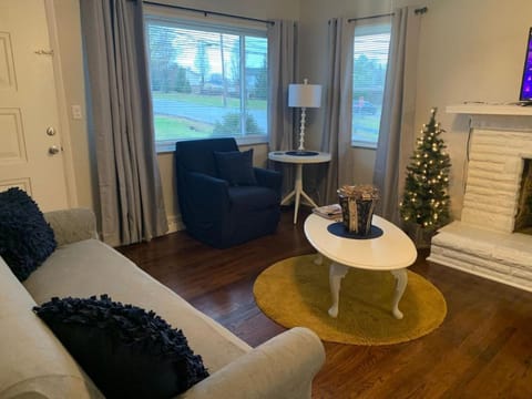 Lovely Retreat Backyard With Deck and entertain room House in Mason