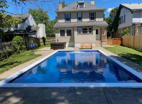 Main Street Oasis Pool and Hot Tub Sleeps 8 House in Hamilton