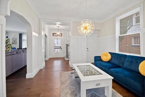 Main Street Oasis Pool and Hot Tub Sleeps 8 House in Hamilton