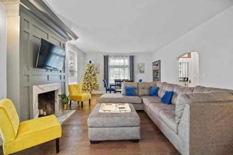 Main Street Oasis Pool and Hot Tub Sleeps 8 House in Hamilton