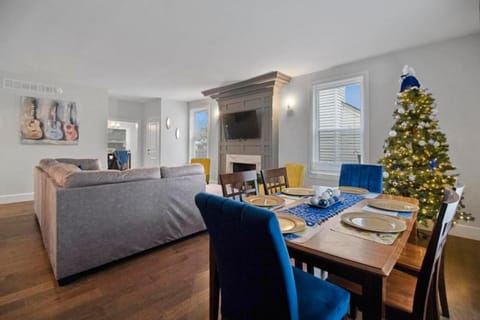 Main Street Oasis Pool and Hot Tub Sleeps 8 House in Hamilton