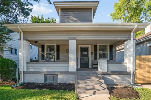 Dayton Street Sports Haven - 3 Bed 2 Bath Sleeps 8 House in Hamilton