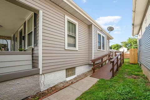 Dayton Street Sports Haven - 3 Bed 2 Bath Sleeps 8 House in Hamilton